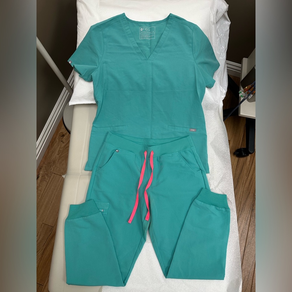 Figs Surgical Green Scrubs